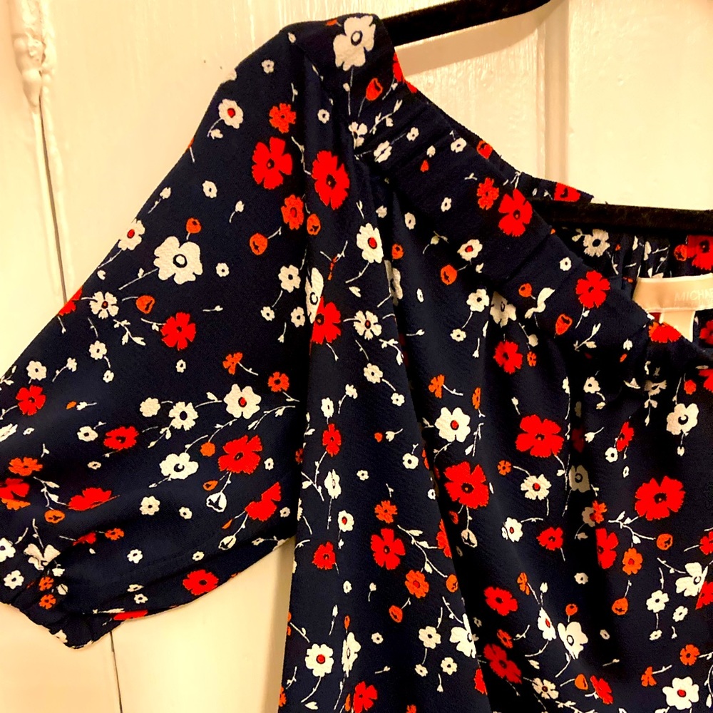 Small blouse Michael kors- floral. Elastic arms